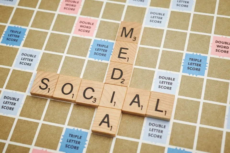 Kelime oyunu taşlarıyla yazılmış "Social Media" ifadesi
