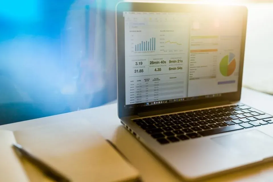 Dizüstü bilgisayar ekranında grafik ve tablolardan oluşan bir veri paneli